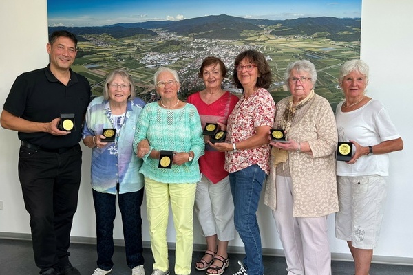 B&uuml;rgermeister Markusw Hollemann (links) ehrte mit einer Medaille aus St. Cyr (v.r.) Eva-Maria Seiberlich, Edeltraud Glodny, Brigitta Kaufmann, Danielle Fiedler-Rasson, Madleine Bierwirth und Dorothea Wilmsmeyer. Foto: Melanie Lackner, Gemeinde Denzlingen.