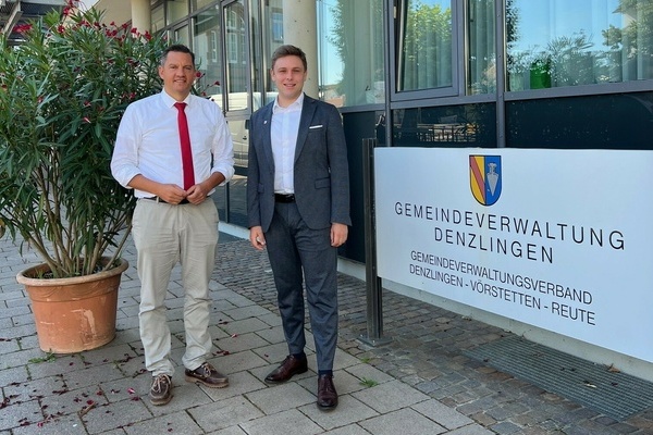 Bild: B&uuml;rgermeister Fabian Egle (rechts) und Bundestagsabgeordneter Dr. Johannes Fechner vor dem Denzlinger Rathaus. Foto: Melanie Lackner, Gemeinde Denzlingen.