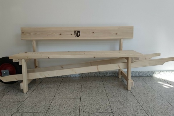 Schw&auml;tzb&auml;nkle aus Holz mit dem Denzlinger Wappen auf der R&uuml;ckenlehne