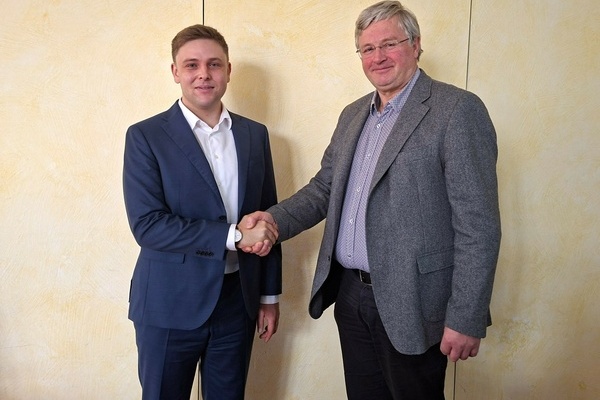  Bild: Karl Josef Herbstritt, Bürgermeister von Glottertal und 2. Stv. Vorsitzender des WVV Mauracherberg, gratuliert dem neuen Verbandsvorsitzenden Fabian Nitz, Bürgermeister von Denzlingen. Foto: WVV Mauracherberg