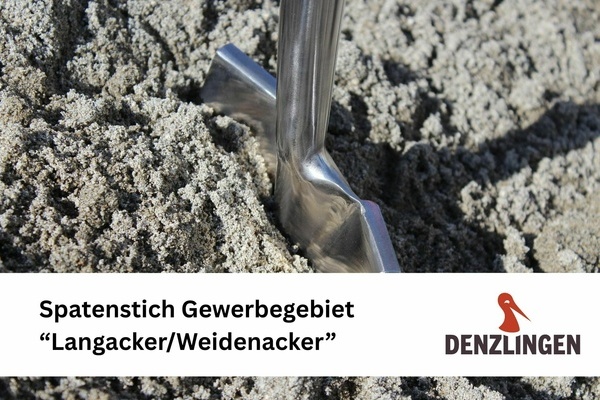 Metallener Spaten in Erde schwarze Schrift auf weiem Untergrund: Spatenstick Langacker/Weidenacker