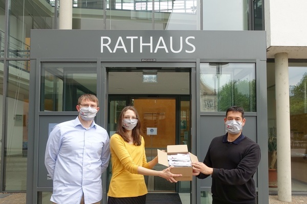 Das Ehepaar Sabrina und Ralph Maldet übergibt Bürgermeister Markus Hollemann die neuen Denzlingen-Alltagsmasken