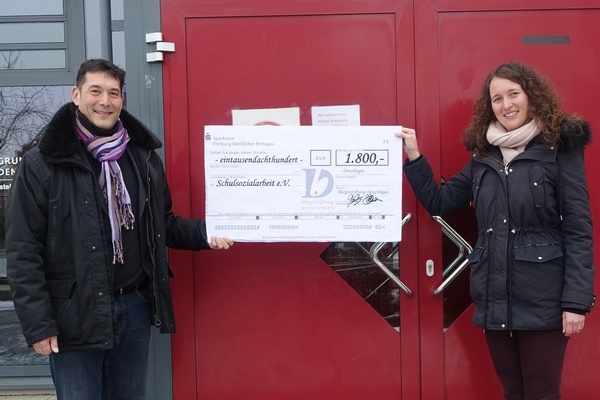 Scheck&uuml;bergabe an die Schulsozialarbeit e.V.; B&uuml;rgermeister Markus Hollemann und Magdalena Landenberger