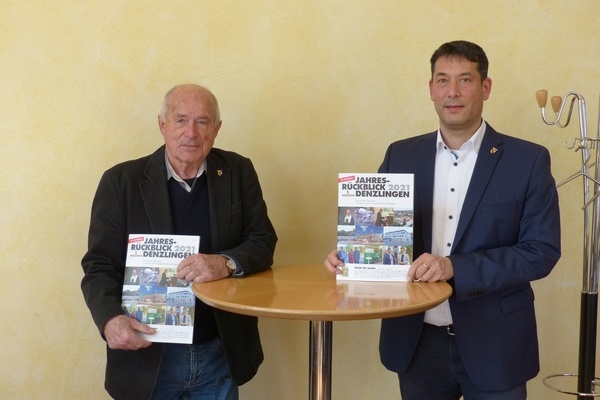 Dieter Ohmberger (links) mit Bürgermeister Markus Hollemann bei der Vorstellung des Jahresrückblick Denzlingen 2021