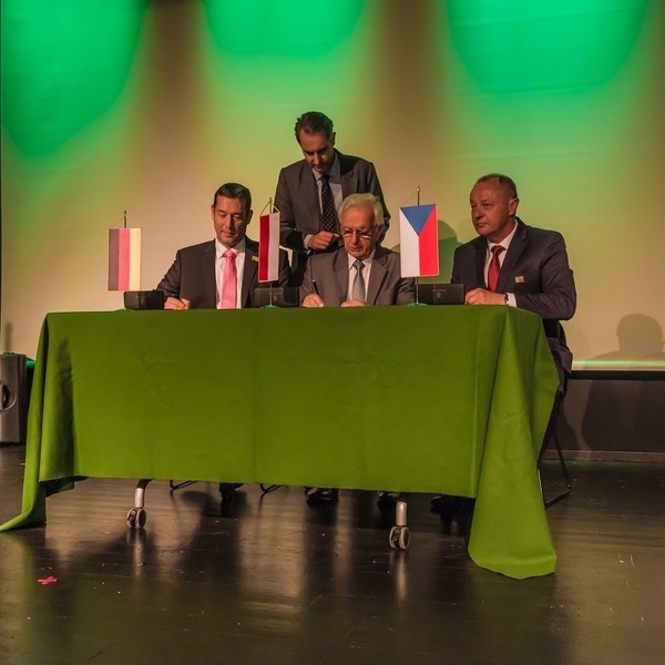 Jubilumsveranstaltung 11. Juni 2022 - die drei Brgermeister unterzeichnen eine Freundschaftserklrung