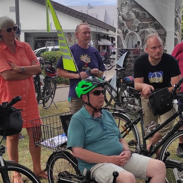 Brgermeister Markus Hollemann und Interessierte mit dem Fahrrad