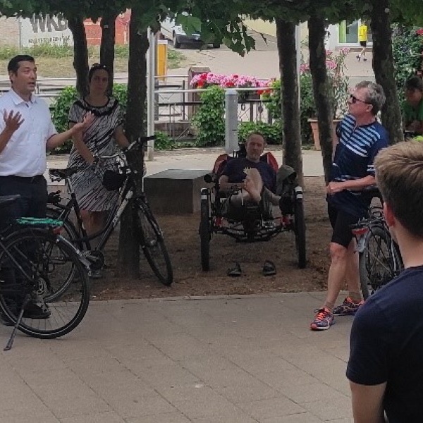 Brgermeister Markus Hollemann und Interessierte mit dem Fahrrad