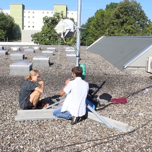 2 Jugedliche bei der Wetterstation auf dem Dach des Bildungszentrums (Foto: Baden TV Sd)
