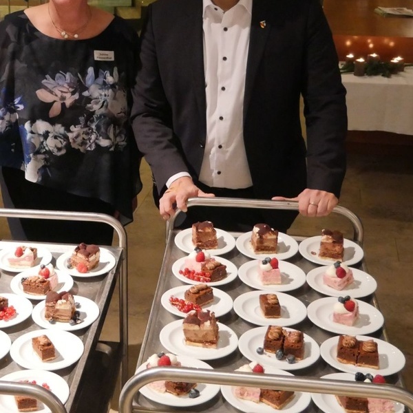 Brgermeister Markus Hollemann und Sabine Haupenthal, Leiterin AIV, servieren das Dessert von Bckerei Dick