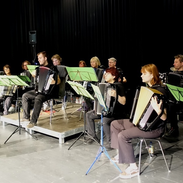 Fr musikalische Unterhaltung sorgte der Akkordeon-Verein 
