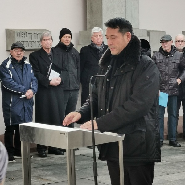 Brgermeister Markus Hollemann spricht ein Gruwort zur Gedenkfeier. Foto: Michael Doninger