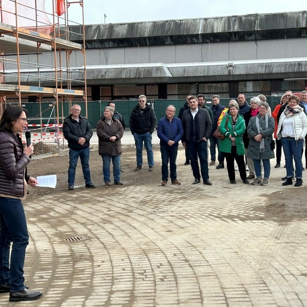 Schulleiterin der Ruth-Cohn-Schule Evelyn Heeg bei Ihrer Ansprache zum Richtfest. Foto: Gemeinde Denzlingen