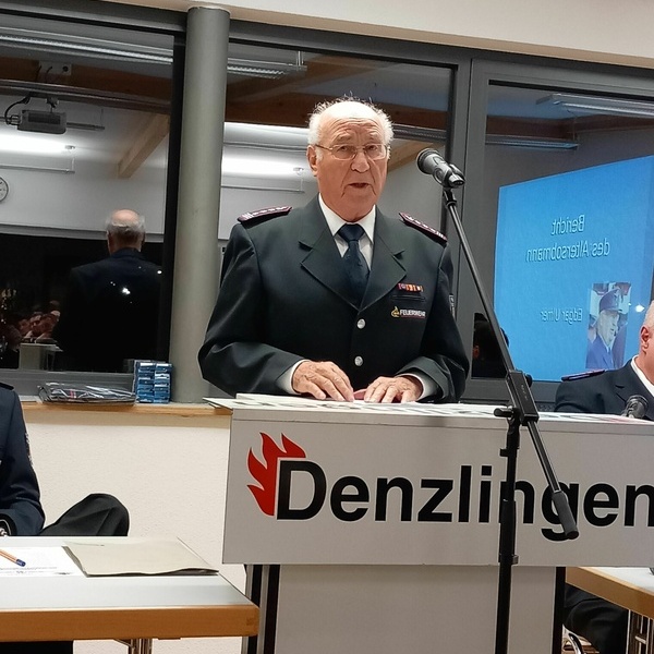 Ehrenkommandant Edgar Ulmer bei seinem Ttigkeitsbericht. Foto: Helmut Gall