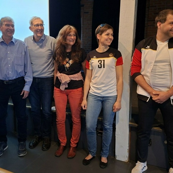 Die CVJM-Indiaca-Gruppe (von links): Gerhard Rappold, Hartmut N�bling, Nadja N�bling, Anja Kientz (Vizeweltmeisterin Frauen +40), Andreas N�bling (Weltmeister Mixed + 40). Foto: Helmut Gall VHZH