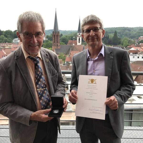 Dr. Martin Neub (links) erhlt die Staufermedaille. NABU-Landesgeschftsfhrer Uwe Prietzel gratuliert - Foto: NABU/Bernd Uhlmann