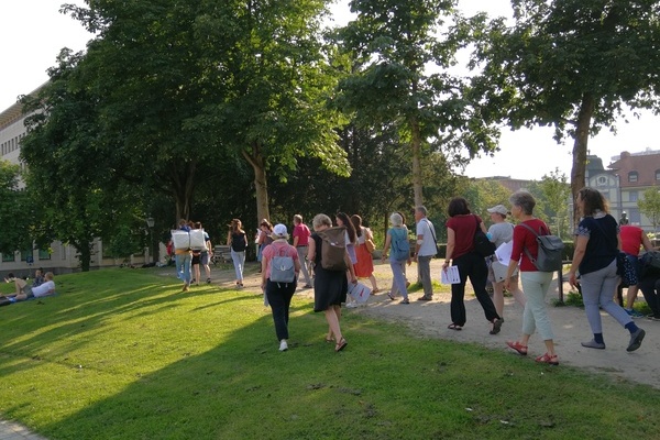 Menschen beim Spaziergang Menschen beim Spaziergang